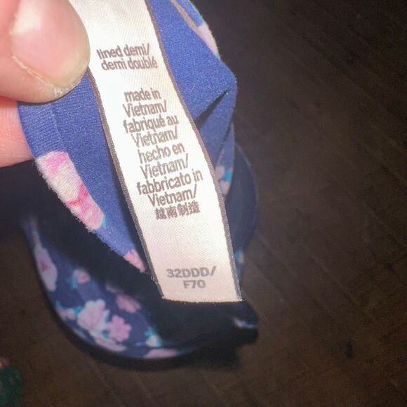 Victoria’s Secret navy rose print 32DDD lined Demi bra - Picture 3 of 3